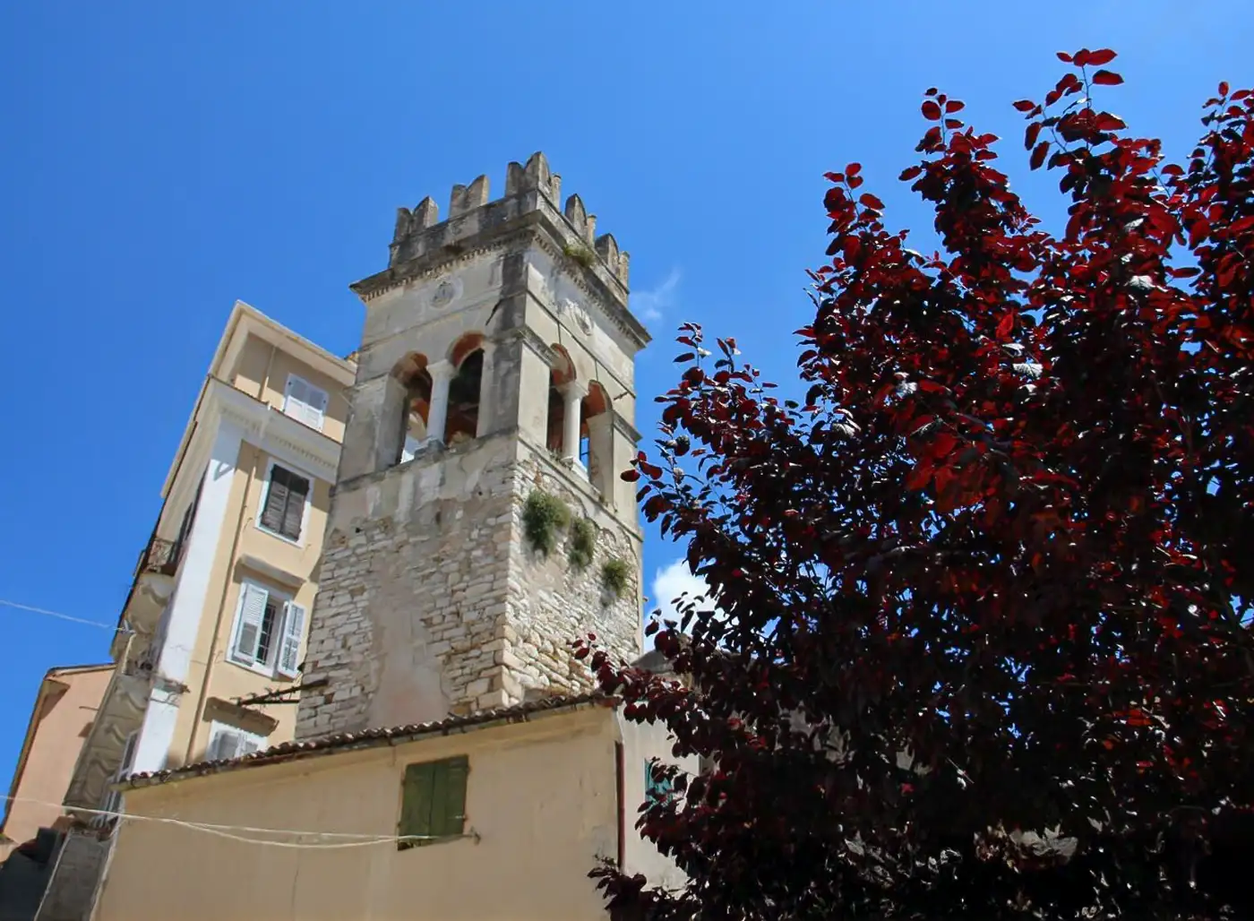 Ένα Καμπαναριό Χωρίς Εκκλησία