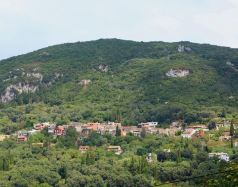 Αρχαία Μονοπάτια: Πεζοπορία στην Άχρονη Ύπαιθρο της Κέρκυρας