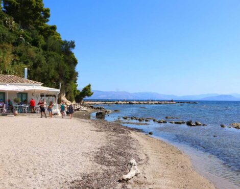 Η Μαγεία των Πρωινών Μπάνιων: Εκεί όπου οι Ντόπιοι Ξεκινούν τη Μέρα τους