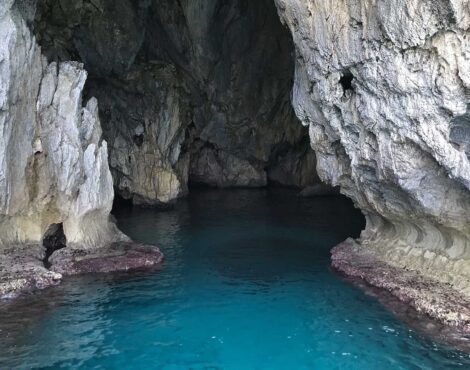 Θαλάσσιες Σπηλιές και Θρύλοι: Οι Μυστηριακές Ακτές της Παλαιοκαστρίτσας